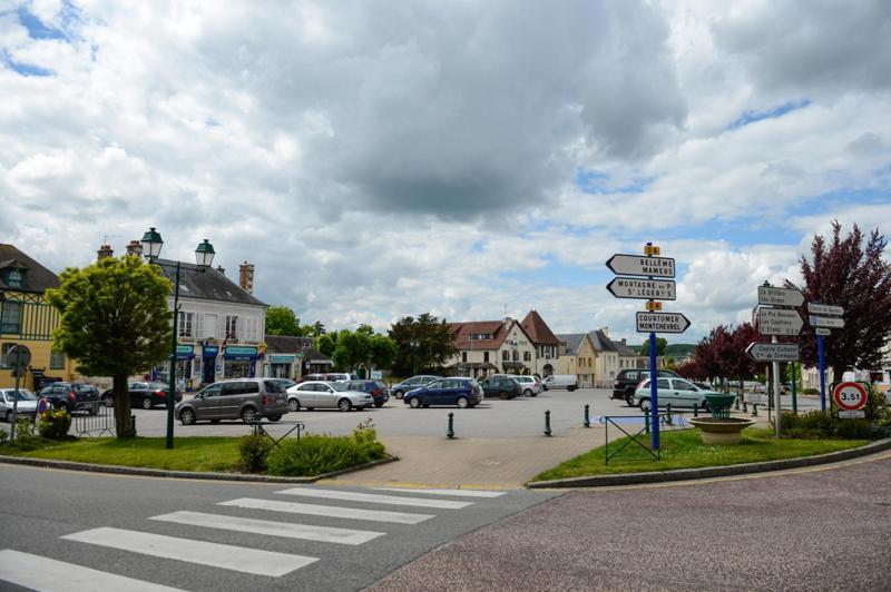 Logis Hotel Restaurant De La Poste Le Mêle-sur-Sarthe Eksteriør billede