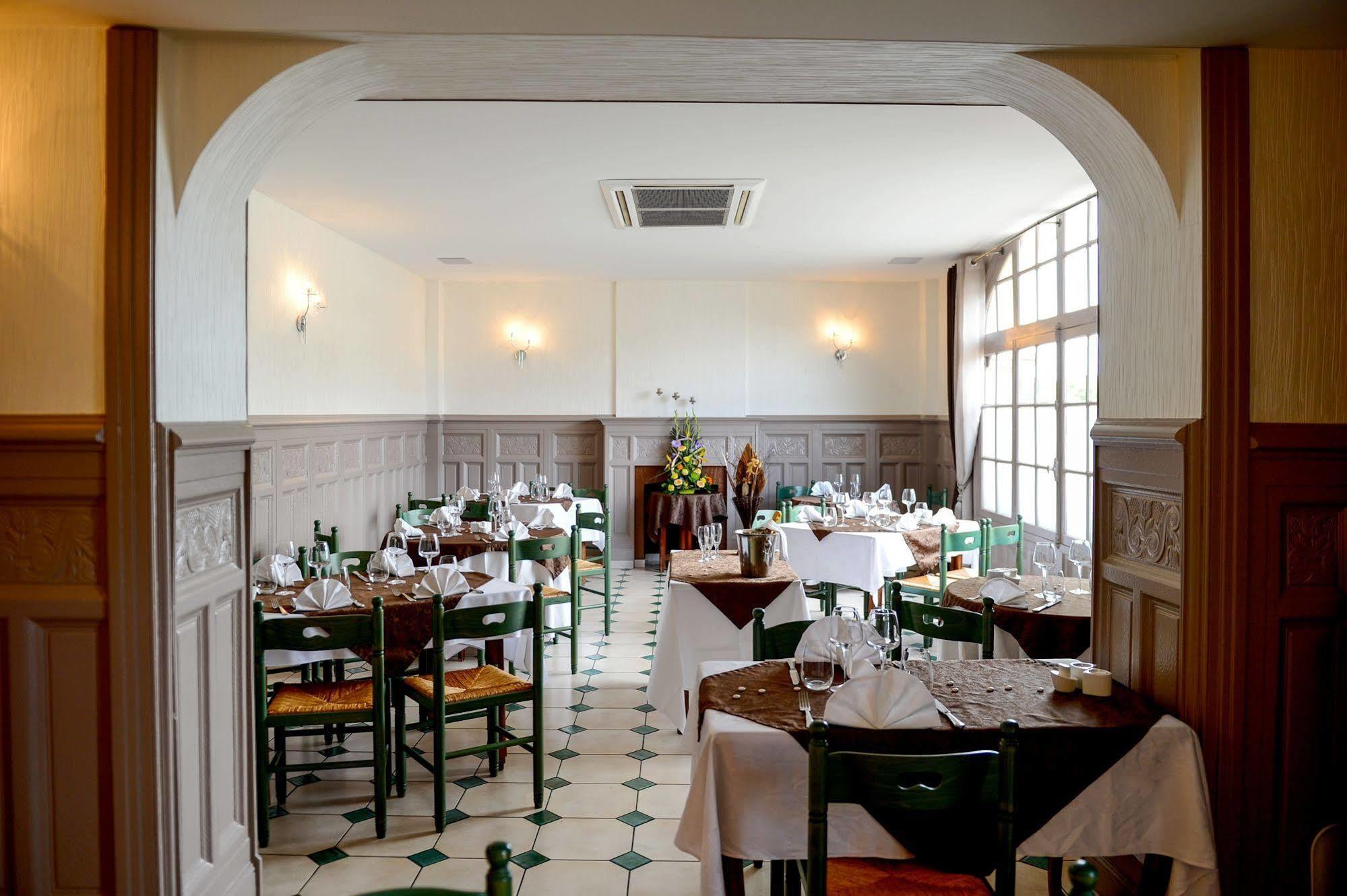 Logis Hotel Restaurant De La Poste Le Mêle-sur-Sarthe Eksteriør billede